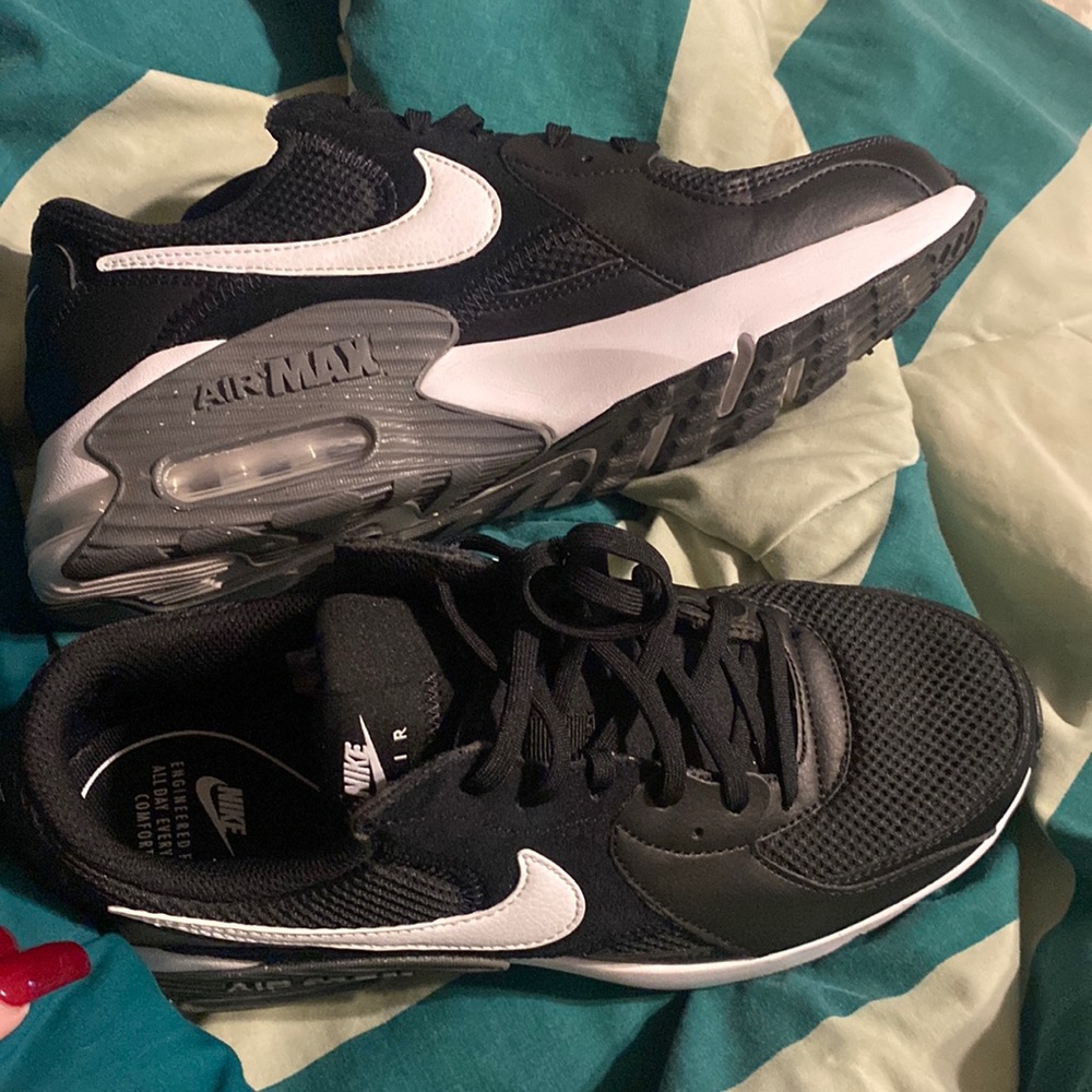 Womens Nike air max—- worn one time for a couple hours